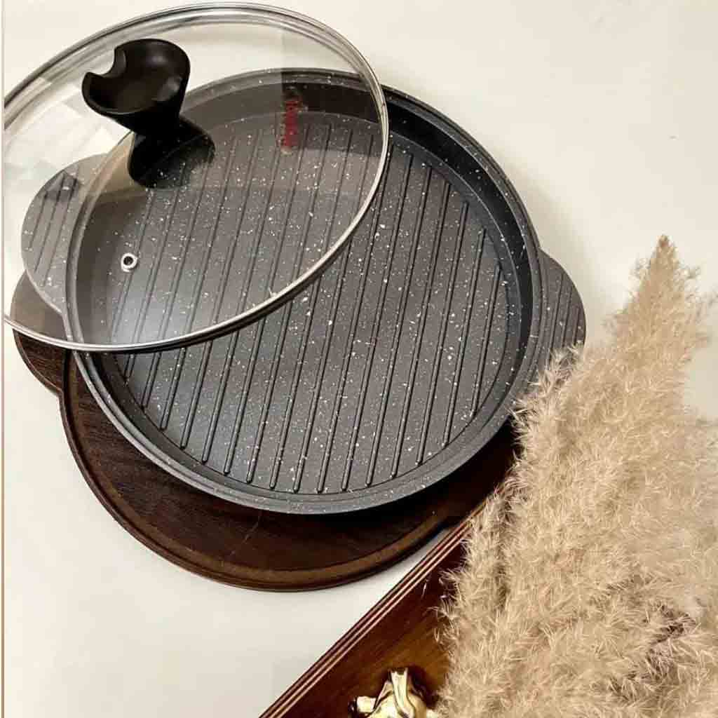 تابه گریل گرد با سینی چوبی